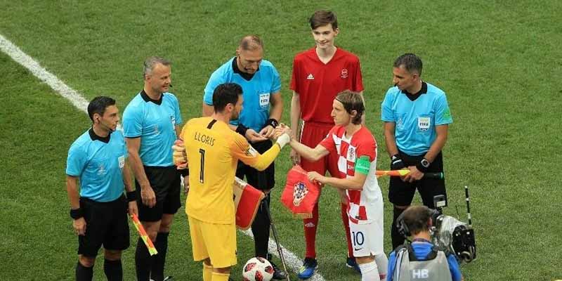 Vẫn có cách dựa vào các đội trưởng để chơi kèo giao bóng trước